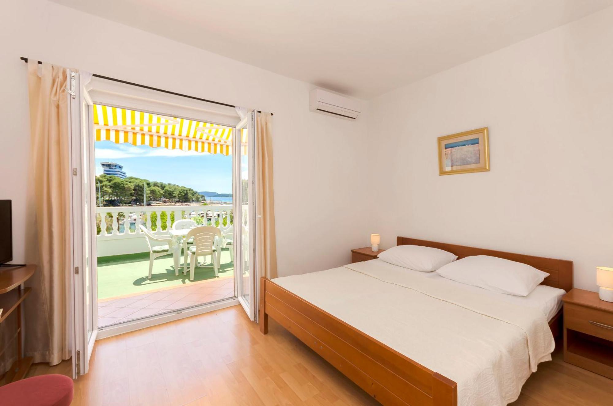 Apartment And Rooms Artina Vodice Luaran gambar